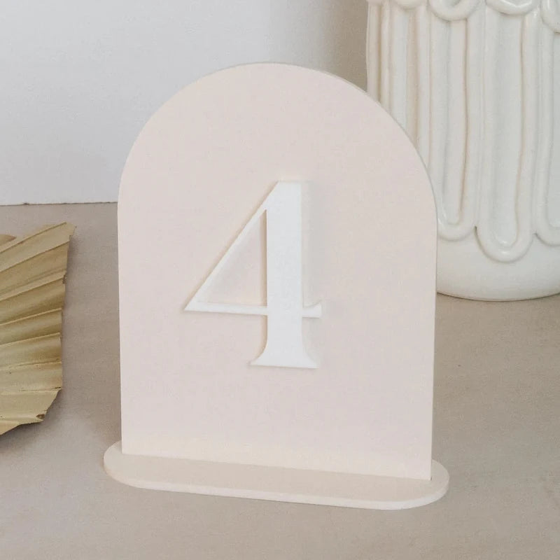Numéro de Table en Arc Beige