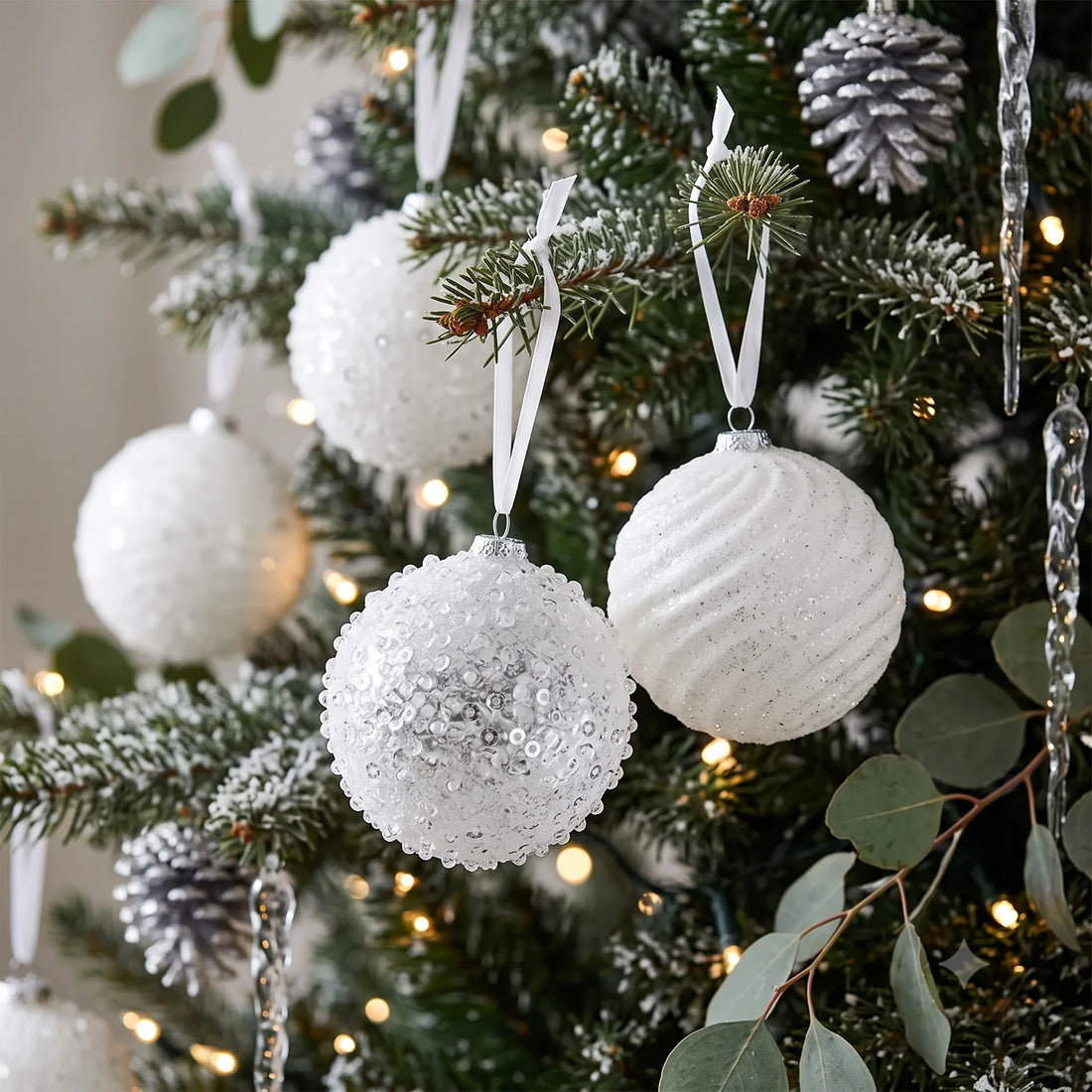 Boules de Noël Blanches Texturées et Pailletées