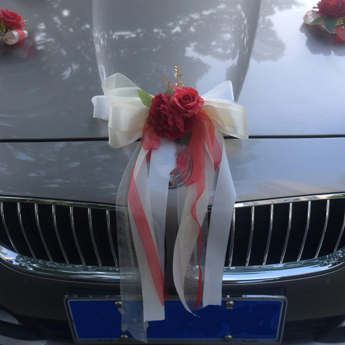 Lot de Fleurs Rouges pour Voiture Mariage Chic