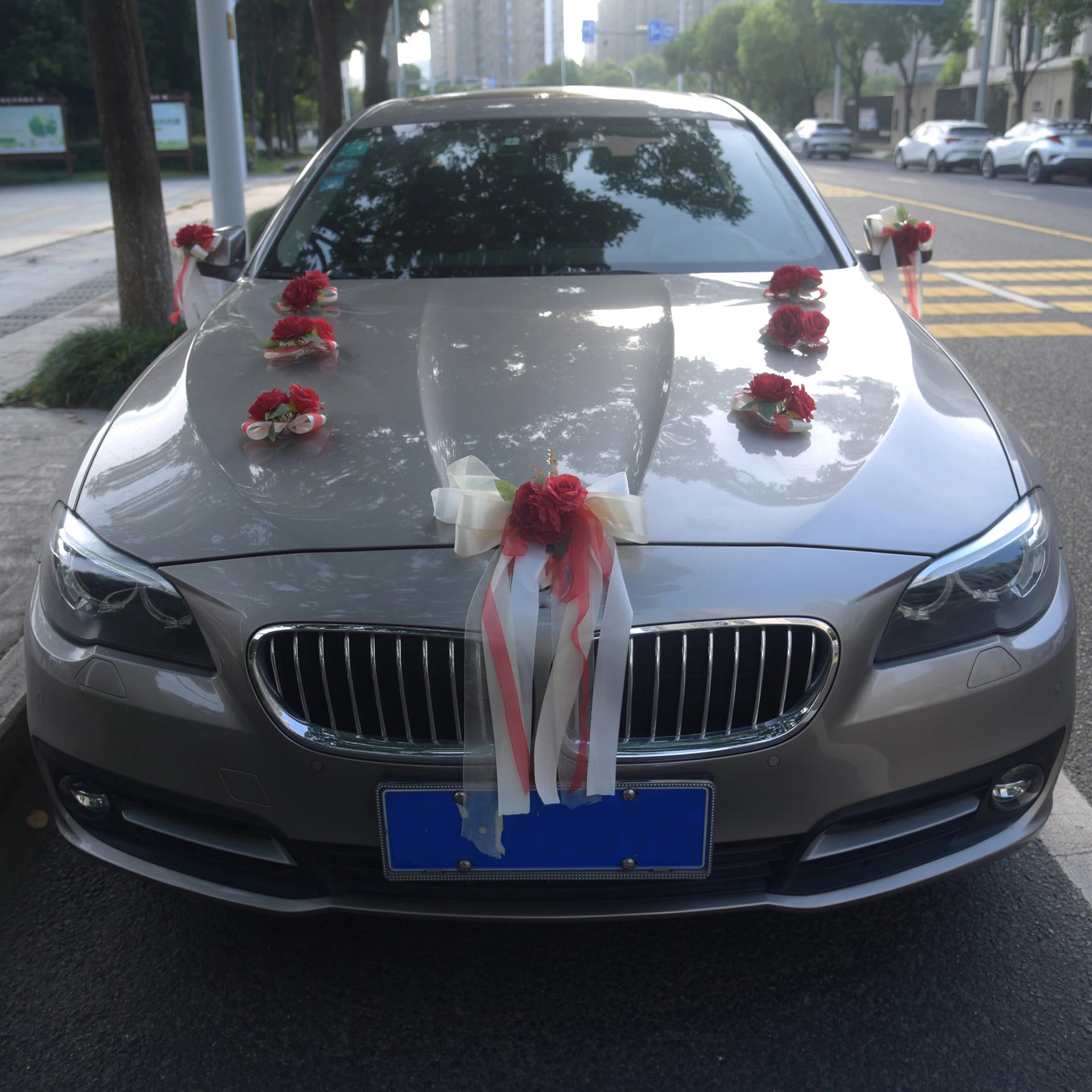 Lot de Fleurs Rouges pour Voiture Mariage Unique