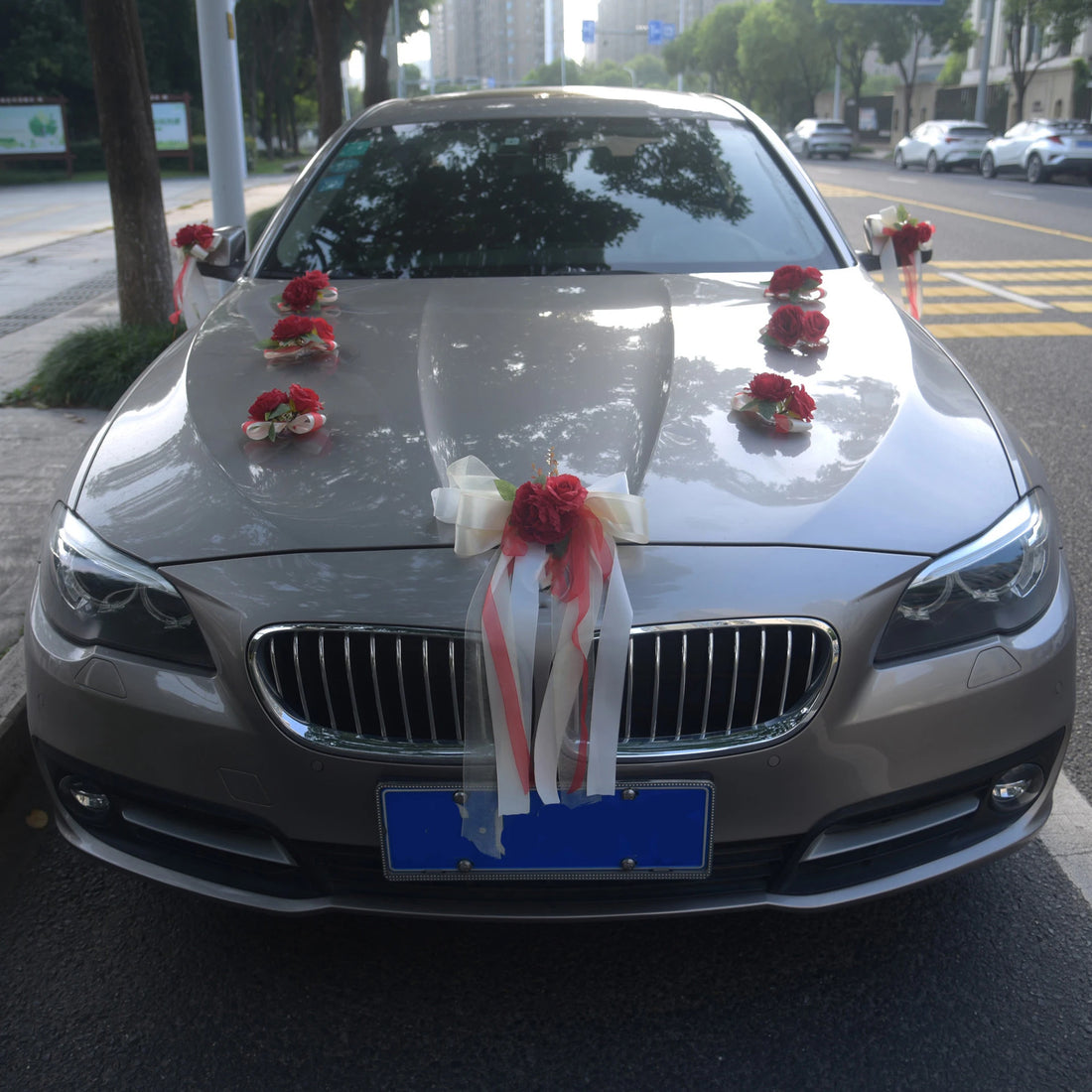Lot de Fleurs Rouges pour Voiture Mariage Unique