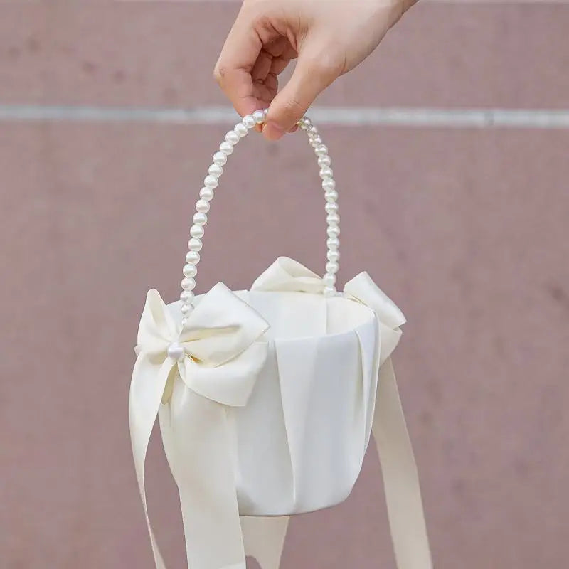 Panier à Pétales en Satin Blanc Chic