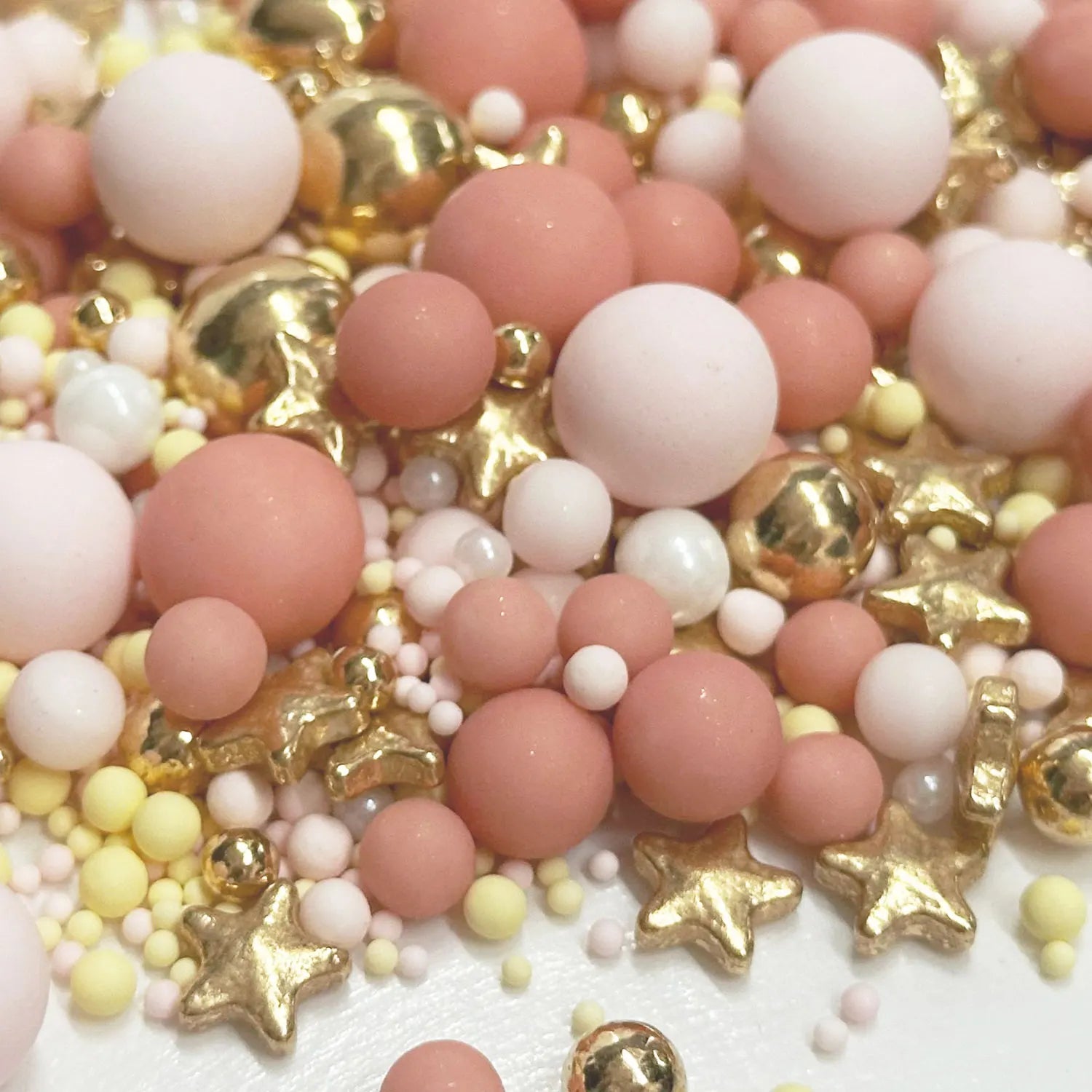 Perles Raffinées Roses et Dorées Gâteau moderne