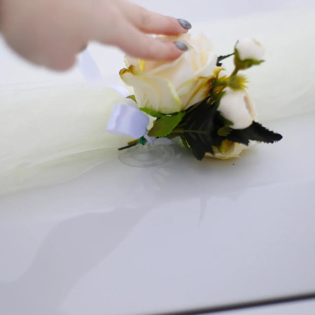 Set de Fleurs Voiture Mariage Blanches élégant