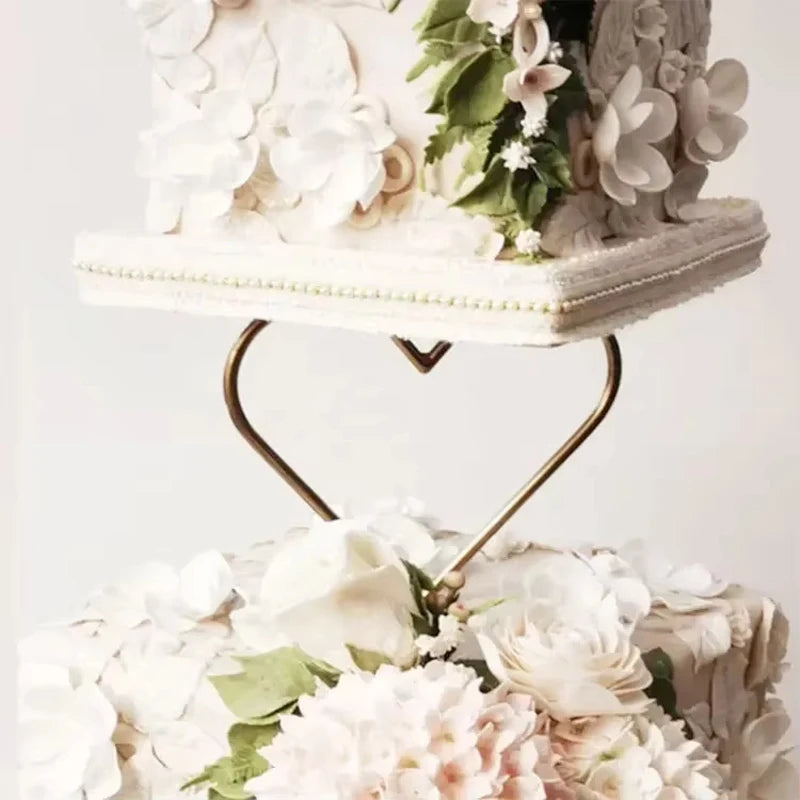 Support Gâteau Cœur Doré Minimaliste