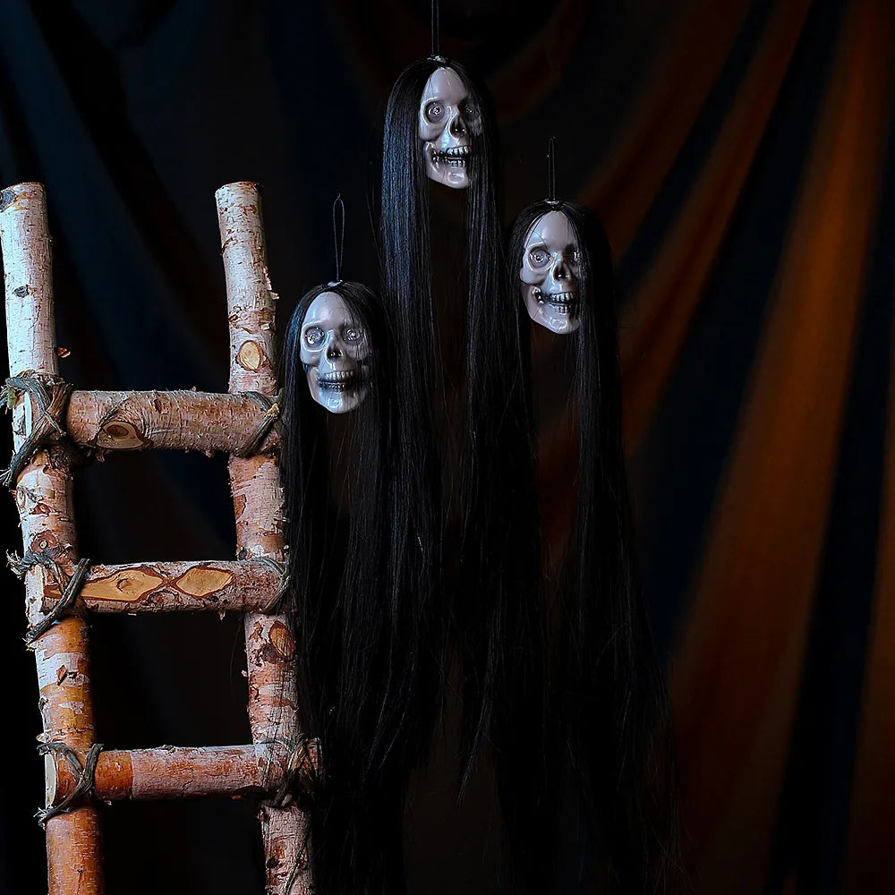 crâne de sorcière aux longs cheveux effrayant