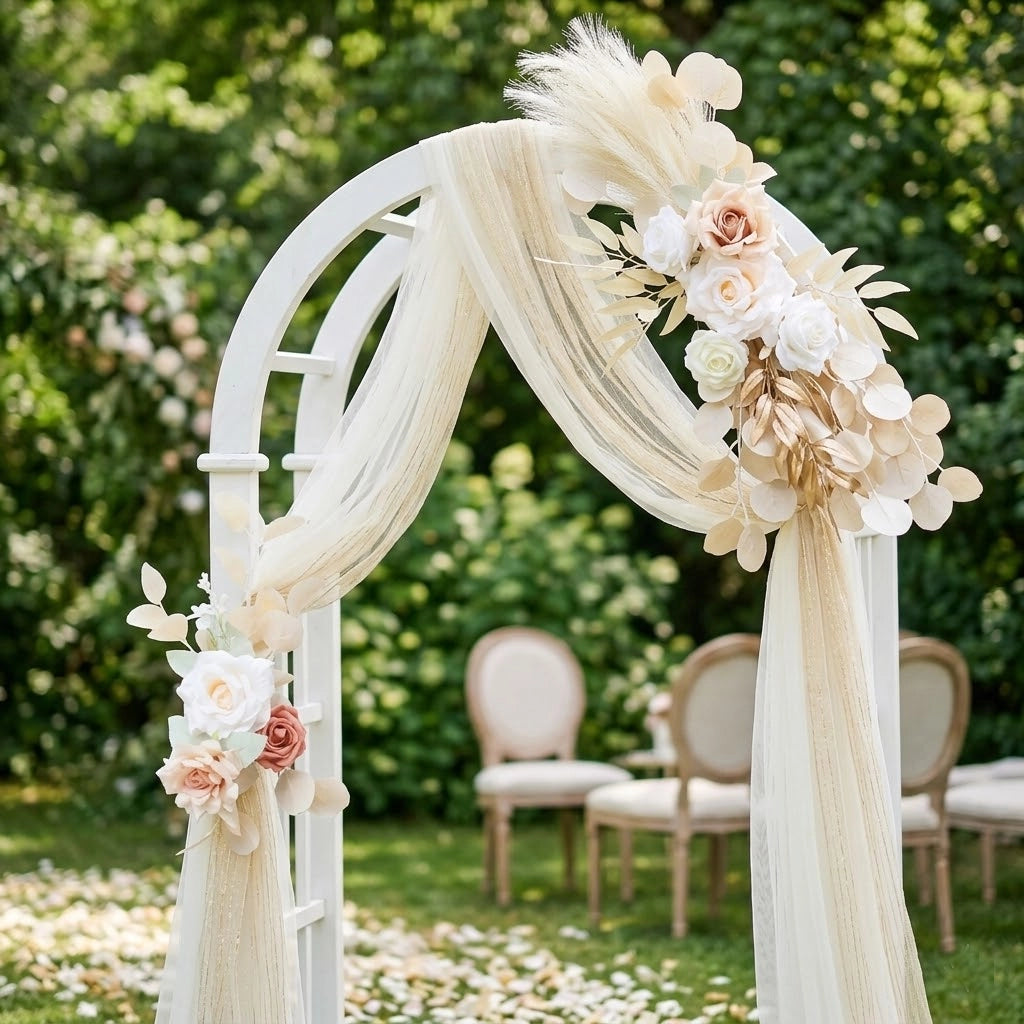 fleurs à feuillages blanches pour arche mariage chic