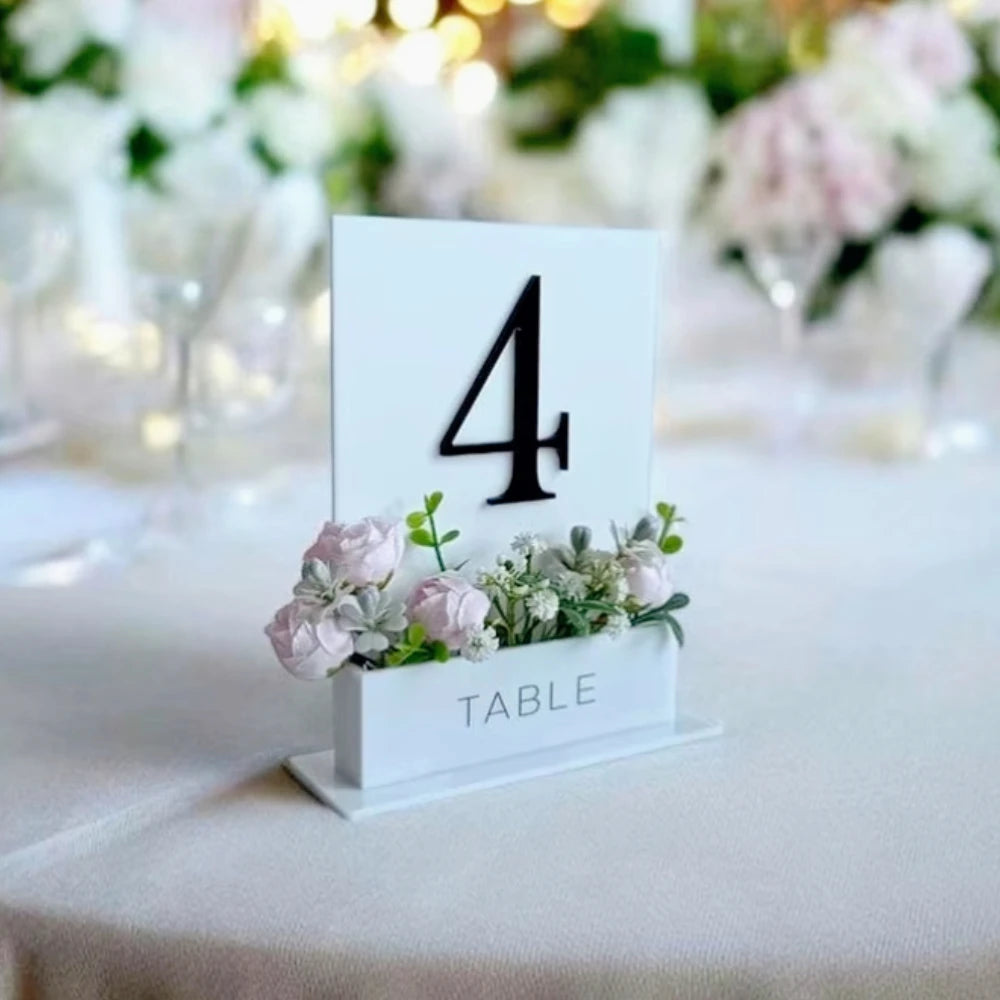 numéro de table original avec contenant à fleurs