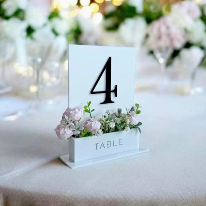 numéro de table original avec contenant à fleurs