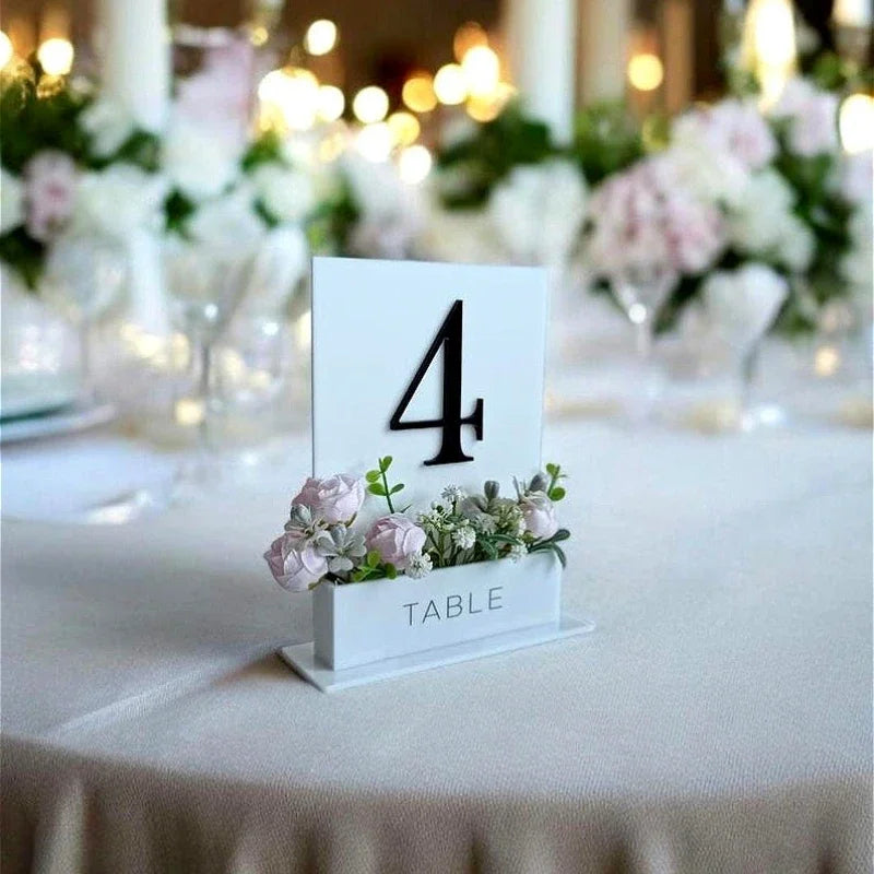 numéro de table original avec contenant à fleurs jolie